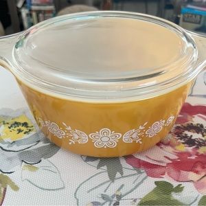 2 round Pyrex baking dishes